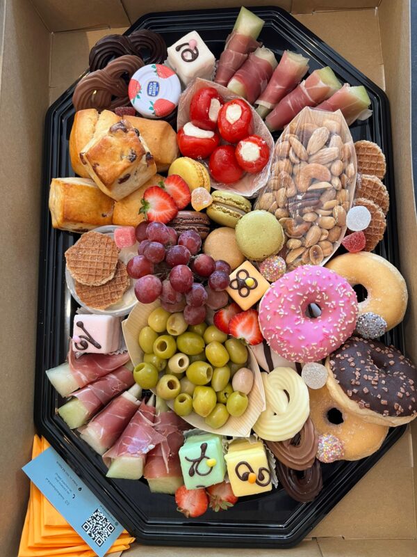 WhatsApp Image 2023-08-28 at 13.11.16 De High Tea box